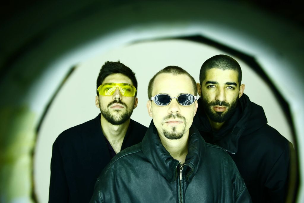 Caixa Cubo met Lucas Santana